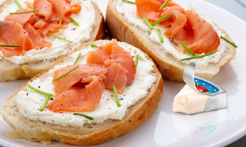 Snack con obleas de salmón fresco.